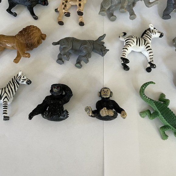 Safari Ltd Lot of 15 Wild Animals - Giraffe Zebra Hippo Chimp Ape Alligator - Picture 5 of 8